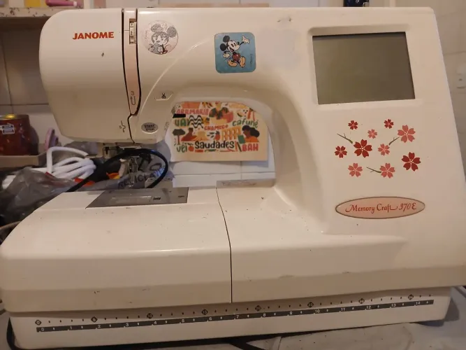 Maquina de bordar janome . Pouco uso.