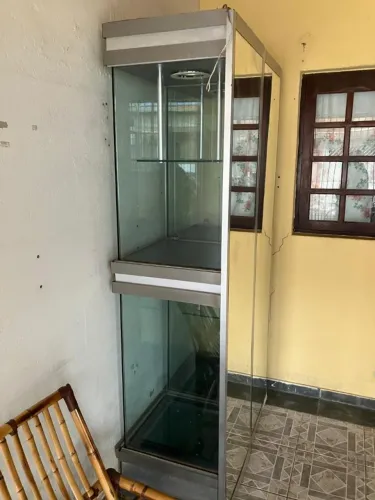 Vendo Vitrine Expositora de Vidro com Espelhos