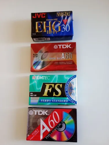 Fitas K7 mais fita filmadora lacradas.