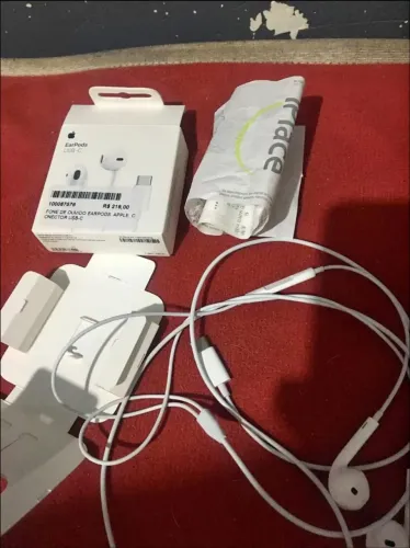 Fone tipo C original do iPhone 15 em diante, caixa, nota fiscal e a sacolinha da iPlace.