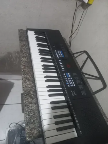 Teclado semi novo 51 teclas com caixa