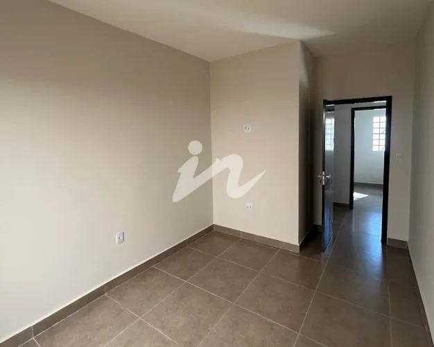 Casa residencial com 1 quarto, área de serviço e jardim em Uberlândia (Segismundo Pereira)