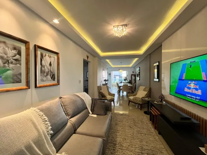 Apartamento mobiliado para Locação, com 3 suítes, planta ampla e 2 vagas na Meia Praia.
