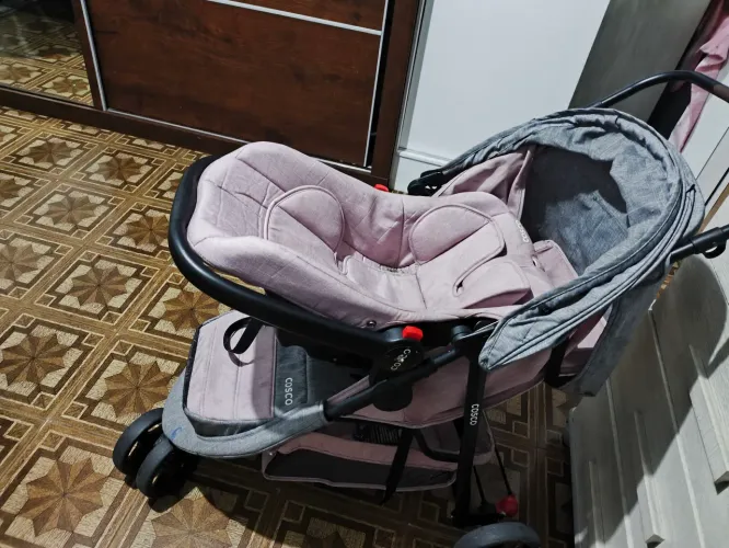 Carrinho de bebe com bebe conforto cosco