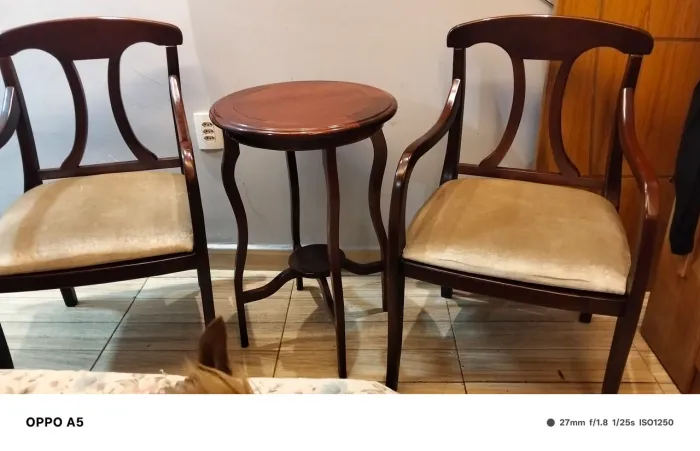 Vendo jogo de 2cadeira e mesa de canto madeira