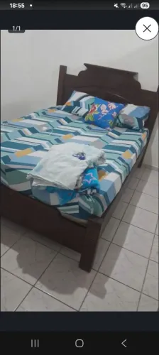 Cama de casal em madeira maciça