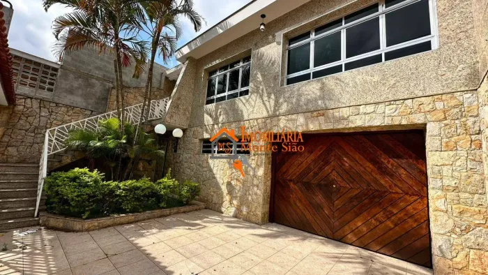 Casa Sobreposta com Piscina em Localização Privilegiada | 390 m² de Terreno