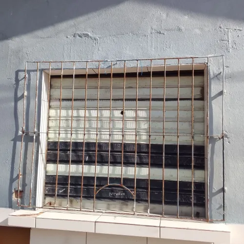 Vendo porta de enrolar 350 reais. Não entrego, perfeita pra ponto comercial. Fonte Nova...