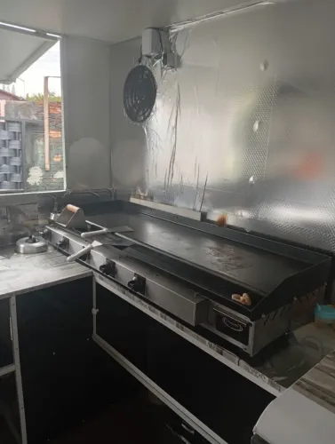 Treller todo mobiliado para lanchonete com geladeira, balcão e outros utensílios .