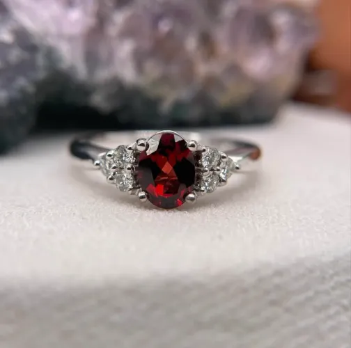 Anel aro 15 em ouro branco 18k, granada e diamantes