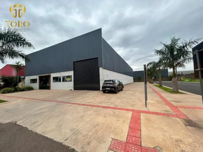 Aluga-se barracão industrial/comercial no Condomínio Empresarial Jequitiba localizado na R