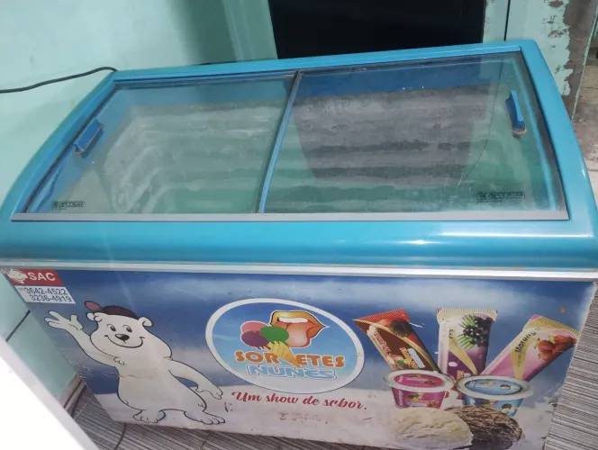Vendo este freezer de tampa de vidro grande para sorvete e congelados