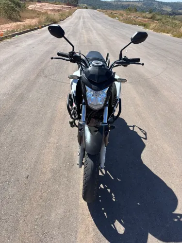 Vende a baixo de tabela pra sair rápido