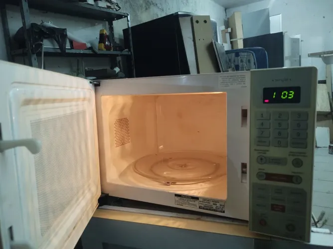 Microondas Brastemp 18L perfeito