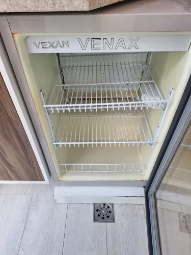 Vende-se cervejeira branca, da marca VENAX