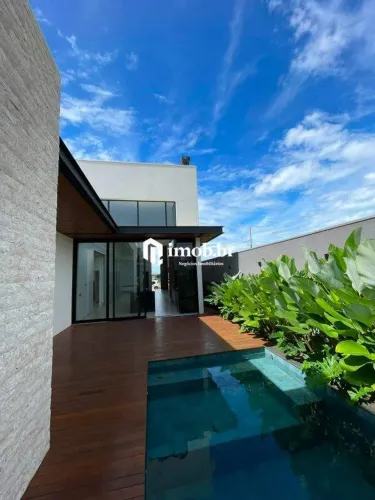 Casa à Venda no Condomínio Damha III com 3 Suítes, Piscina Aquecida e Energia Fotovoltaica