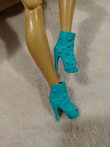 Botas de salto alto Barbie cravejadas de diamante azul