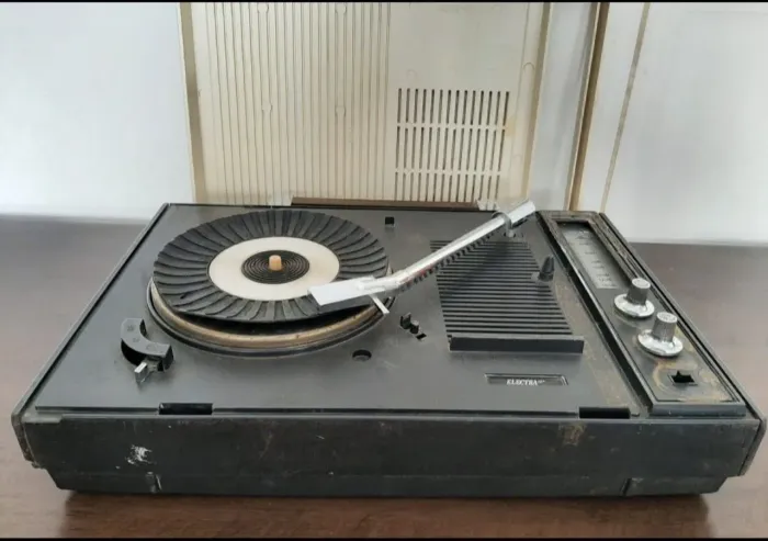 Rádio vitrola antiga 