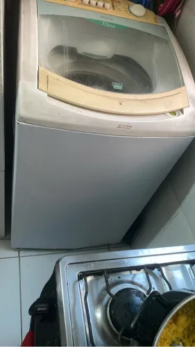 Huma geladeira ir huma máquina de lava