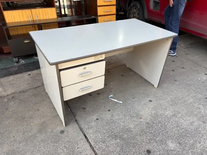 Mesa de escritório com gavetas