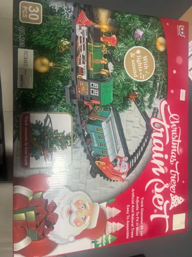 Trenzinho de Natal musical fixa na árvore ou pode ser usado no chão