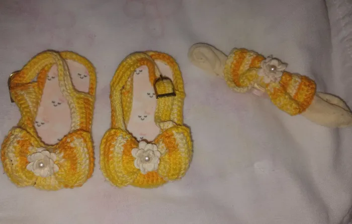 Sapatinho de crochê e laço