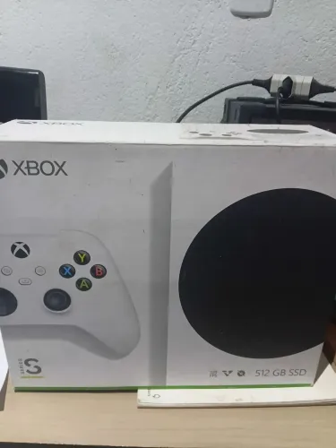 Xbox series s com caixa e documentos