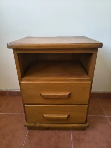 Conjunto de duas mesas de cabeceira de madeira