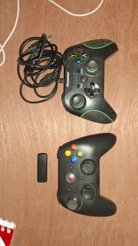 DOIS CONTROLES DE XBOX COM E SEM FIO