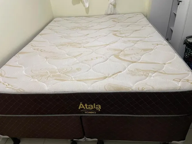 Cama Queen semi nova