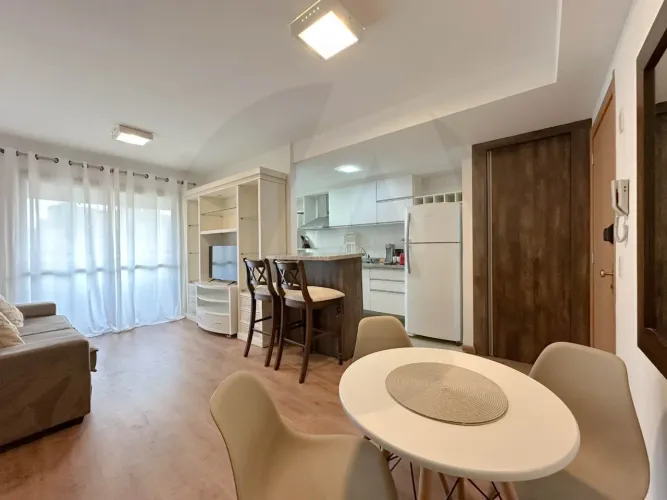 Apartamento mobiliado de 56m² com suíte, sacada com churrasqueira e vaga de garagem