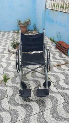 Cadeira de rodas CDS dobrável - funcionando, precisa trocar encosto