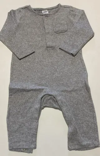 Macacão Old Navy tamanho 6-9 meses importado (desapego)