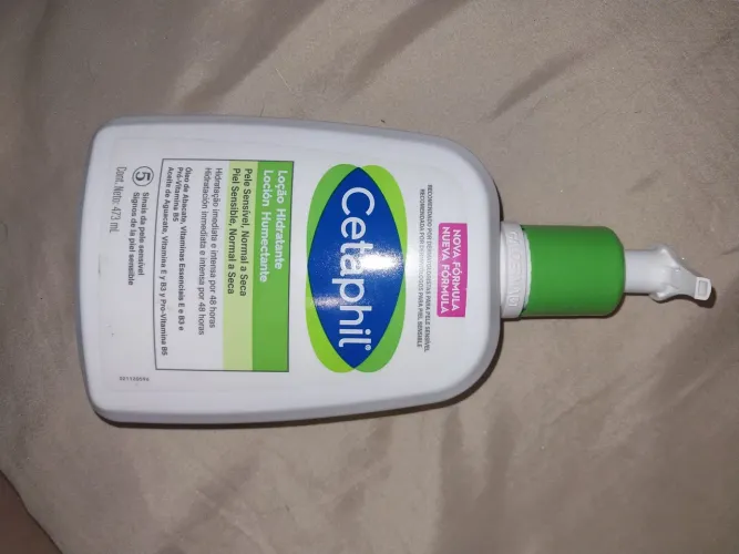 Loção Hidratante Cetaphil da Galderma (modelo 473ml) para pele sensível, normal a seca.