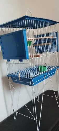 Gaiolas a venda.