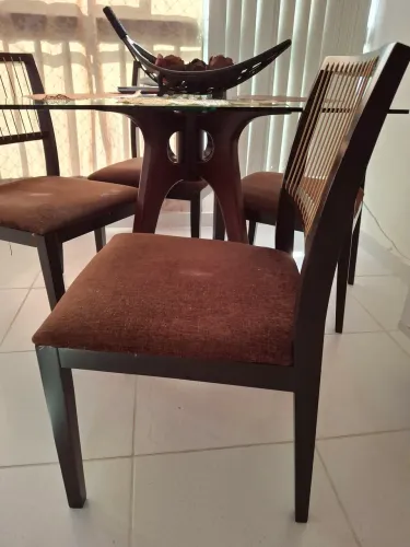 Jogo de mesa com tampo de vidro, com 4 cadeiras.