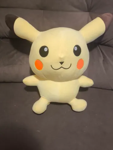 Picachu de pelúcia