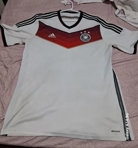 Camisa da Alemanha oficial. Escudo restaurado. Tamanho GG veste G também.