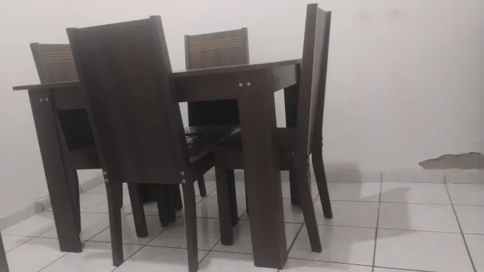 Mesa com 4 cadeiras
