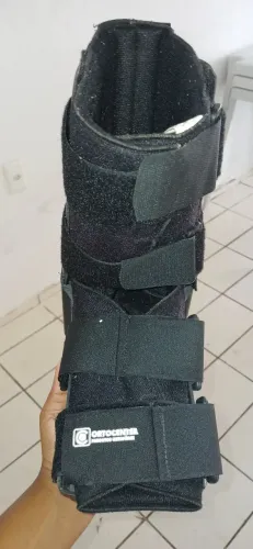 Bota ortopédica e duas Moletas.