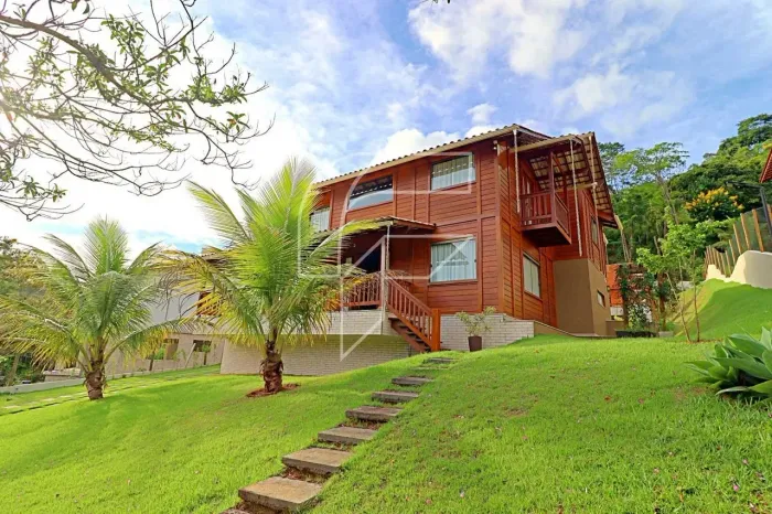 Imóvel para venda possui 2100 metros quadrados com 4 quartos em Buenos Aires - Guarapari -