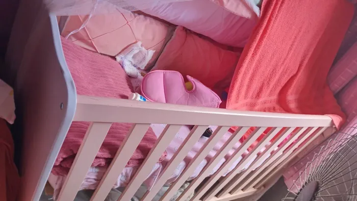 Vendo berço e uma cômoda e um kit de bolsa pra menina ? 