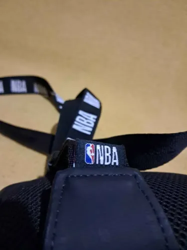 Bolsa transversal NBA forrada, com dois bolsos de zipper.