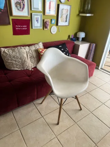 Cadeira charles eames eiffel com braço branca