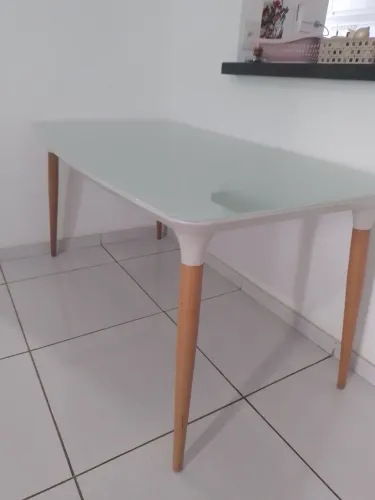 Mesa de jantar com estampa de vidro, seis lugares 6 meses de uso.