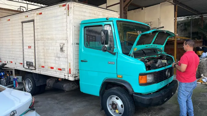 709 Mercedes caminhão baú.