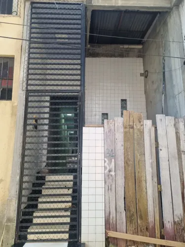 casa com 2 suítes 1.800 alugo.