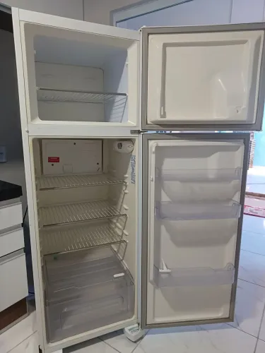 Vende se geladeira Electrolux,esta com defeito.