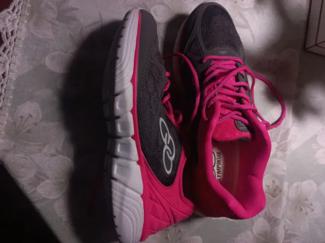 Vendo um par de tênis feminino, na cor rosa número 37
