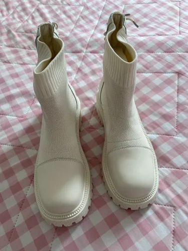 Vendo linda bota bege tamanho 38 nova em folha